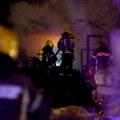 Cela kuća u plamenu, jedna osoba povređena: Požar u Zmajevu: Vatra kulja na sve strane, vatrogasci na terenu