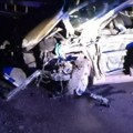 Troje povređeno, među njima i deca Stravična nesreća na putu Paraćin-Zaječar: Automobil zgužvan kao limenka, formirale se…