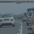 (VIDEO) Vozač "mercedesa" preticao kolonu preko pune linije i vozio 206 km/h