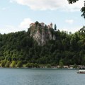 Horor na bledskom jezeru! Dete palo u provaliju sa vidikovca zamka, hitno prebačeno vojnim helikopterom za Ljubljanu!