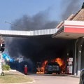 Gori automobil na pumpi u Rumenki, vatrogasci sprečili tragediju, majka iznela dete iz buktinje! (video)