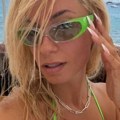 Sara Jo se skinula na Ibici! Pevačica u mini bikiniju mami uzdahe na plaži, a od dečka Alekseja Bjelogrlića ni traga ni glasa…