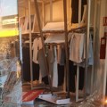 Čitaoci Kurira javljaju: Autom uleteo u prodavnici u Borči i potpuno razbio izlog (foto)