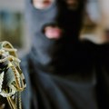 Poprskao radnicu zlatare u Subotici biber-sprejom i udario je, pa pobegao sa nakitom: Policija traga za razbojnikom