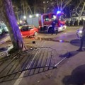 "Puklo je kao: Bomba!" Haos u Nišu: Kolima probio metalnu ogradu bežeći od policije, pa se zakucao u parkirano vozilo (foto)