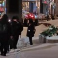 Hapšenja demonstranata u Rusiji koji su protestovali zbog smrti Navaljnog: Policija sklonila cveće sa spomenika (video)