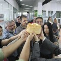 Курир обележио крсну славу Ђурђевдан! Традиционално организовано ломљење славског колача у просторијама редакције (фото)