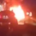 Prvi snimak buktinje na putu kod Odžaka: Vozilo u plamenu, čovek zapalio plinsku bocu