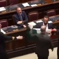 Haos u italijanskom parlamentu: Poslanici se svađali i tukli, jednog od njih izveli u kolicima (video)