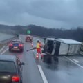 Od siline sudara završio na boku! Saobraćajna nesreća na auto-putu Miloš Veliki, saobraćaj usporen (video)