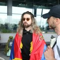 (Foto) Princ od Vranje putuje na evroviziju: Ogrnuo srpsku zastavu, osmeh ne skida: "Do pobede!"