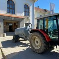 Traktori i cisterne sa fekalijama ispred policije u Bogatiću; Suđenje poljoprivrednicima odloženo (FOTO)