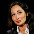 "Ona je zaljubljena, ljubomorna i pokušava na mnogo načina da zadrži čoveka koga voli, iako je svesna da nije njen"…