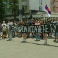 Kragujevački maturanti poslednji dan škole blokirali raskrsnicu i poručili: "Borba se ne zaustavlja nego nastavlja"
