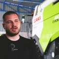 "Tata je glavni, ja sam se samo pridružio" Banaćanin završio za doktora ali umesto ordinacije izabrao njivu! Sad uči i…