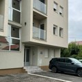 Prve slike sa mesta pucnjave na Ledinama: Muškarac ranjen dok je izlazio iz kola, doktori mu se bore za život (foto)
