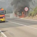 Izgoreo kombi na putu Nikšić-Danilovgrad: Požar se proširio na nisko rastinje