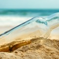 Dok je skupljala smeće na plaži, naišla na flašu u njoj je bilo pismo staro 109 godina - svaka reč kida dušu na komade! (foto)…