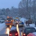 (Video) Srbi masovno išli po badnjak: Kolone automobila i traktora na Fruškoj gori, vijore se srpske zastave i na Kosovu