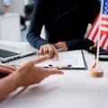 Amerika suspenduje vizne postupke u 75 zemalja, pauza na neodređeno vreme