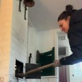 Sara kupila kuću na selu, pa ostala užasnuta: Nije mogla da veruje kada je videla šta se nalazi u staroj peći, lopatom jedva…