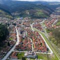 Fotografija iz Srbije raznežila korisnike društvenih mreža: Zaspao ležeći na plišanom medi nasred ulice