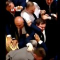 (Foto, video) Pesnice u glavu, stolice lete Brutalna tuča u parlamentu u Gruziji, učestvovale i poslanice: Objavljeni šokantni…