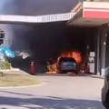 Jeziv požar na benzinskoj pumpi, žena i dete jedva izvučeni iz auta: Drama kod Novog Sada (video)