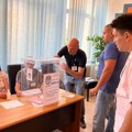 Koliko ljudi je potrebno za kontrolu izbora?