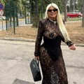Dara stigla u ferariju, pa se ljubila s dečkom pred svima! Izašla iz besne mašine u čipkanoj haljini u kojoj je pokazala gole…