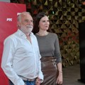 Lazar Ristovski u farmerkama na crvenom tepihu, a njegova žena u braon koži: Stigli i Džajići i Joksimovići