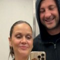 Ovako izgleda Silvija Nedeljković 24 dana nakon porođaja: Pevačica pozira u liftu sa mužem, ne skidaju osmeh