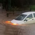 Jeziv prizor tokom oluje Majka sa ćerkicom (3) u automobilu koji nosi bujica, voda ulazi sa svih strana (video)