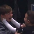 Prelepa scena sa partizanove najluđe utakmice obilazi Evropu: Kakva emocija! Dva dečaka nisu znala za sebe posle trojke…