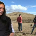 Uske farmerke, crveni nokti, a za sat pomuze 130 ovaca: Mara se sa 15 godina udala za gorštaka, TV nemaju, a evo šta rade…