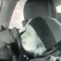 Nasilnik pretukao gluvonemu devojku Huligan razbio staklo na taksiju, pa je udario pesnicom (uznemirujući video)