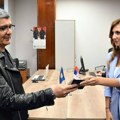 MUP: Uručen prvi pasoš državljaninu Kazahstana koji u Srbiji ima status izbeglice