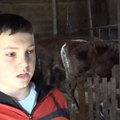 (Video): "Život na selu nije težak kao što mnogi pričaju" Miloš (13) je glava kuće nakon smrti oca, a traktor je naučio…