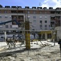 Stanari zgrada uz čije prozore niču novi objekti: Živećemo kao u zatvoru (VIDEO)