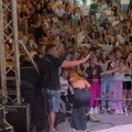 Breskvica na nastupu u Crnoj Gori sišla u publiku i potezom oduševila sve! U uskoj haljini izazvala delirijum na trgu (foto)