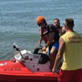 Spašen bračni par iz Srbije Jak vetar odneo na pučinu tri osobe kod Ad Bojane spasioci ih sve izvukli na obalu