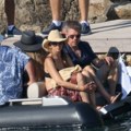 Ismejavali su ga jer je oženio konobaricu sa detetom Supruga glumca Izgleda kao modela, fotografije sa letovanja govore sve