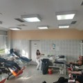 Pokazali solidarnost: Zaposleni u KPZ Sremska Mitrovica donirali krv za povređene u teškoj saobraćajnoj nesreći u mestu Jarak…