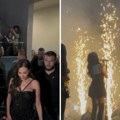 Haljina jedva prekrila intimu, a čizme iznad kolena! Ceca Ražnatović u vrelom izdanju započela koncert, publika u transu…
