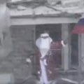 (Video) Ruski vojnici obučeni kao deda mrazovi dižu zastavu u mirnogradu? Ukrajinci ih domah demantovali: "Počele su…
