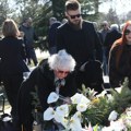 Sestra Saše Popovića stigla na pomen: Bele kale spustila na grob, pa uhvatila bratanicu za ruku (foto, video)