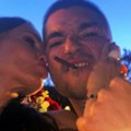 Žena ga ljubi, on pozira sa cigarom: Mirko Šijan se provodi sa ženom Bojanom Rodić: "Mi bez dece", sin Goce Božinovske ističe…