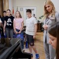 Mladi umetnici iz Zvečana u Nišu: Većnica Ivana Cvetković primila učesnike Dečje umetničke kolonije „Gračanica 2026“…