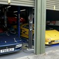 Živi u kući od 58.000 evra, a u dvorištu krije "zveri" od 1,1 miliona! Komšije nemaju pojma kakvu kolekciju automobila ima…