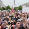 „Od tuge preko besa do otpora“: Hiljade ljudi pružile podršku nakon napada u Berlinu, vlasti sumnjaju na teroristički čin…